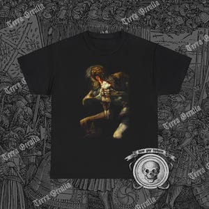 Puede incluir: Camiseta negra con un estampado gráfico de un hombre sosteniendo a un niño. El gráfico está en un estilo oscuro y pictórico. El texto "know your darkness" está impreso debajo del gráfico.
