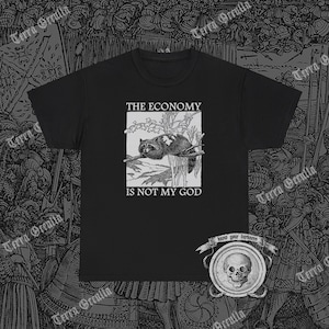 Puede incluir: Camiseta negra con un gráfico blanco de un mapache en un árbol con el texto "The Economy Is Not My God".