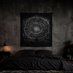 Pu&ograve; includere: Un arazzo da parete quadrato nero con una dettagliata stampa grafica bianca di un motivo a vortice circolare vorticoso con linee complesse e caotiche che si irradiano da un punto centrale luminoso.