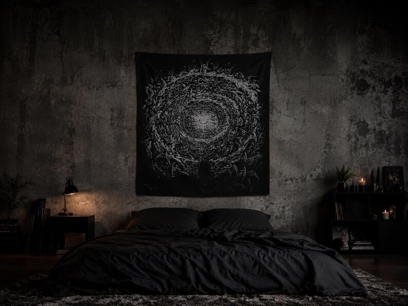Pu&ograve; includere: Un arazzo da parete quadrato nero con una dettagliata stampa grafica bianca di un motivo a vortice circolare vorticoso con linee complesse e caotiche che si irradiano da un punto centrale luminoso.