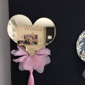 Des articles de fête avec une touche d'originalité : cadeau de Saint-Valentin personnalisé - miroir et aimants de mariage personnalisés