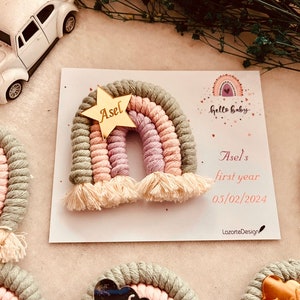 Favores personalizados y coloridos para el baby shower boho: imán de macramé arcoíris hecho a mano y recuerdo de un día especial