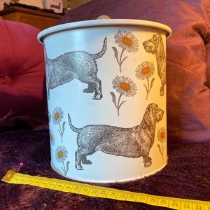 Dachshund and daisies large biscuits tin