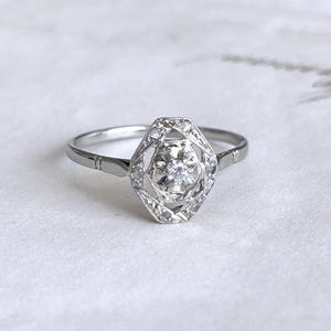 Anillo antiguo de diamantes en platino y oro blanco de 18 quilates, anillo Art Déco francés, anillo de compromiso antiguo, diamante central y astillas.