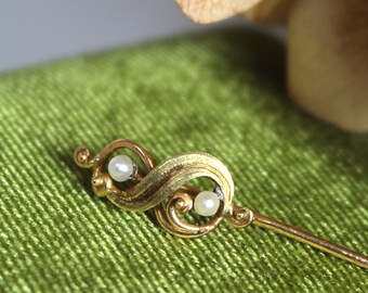 18-karat gold and pearl tie pin