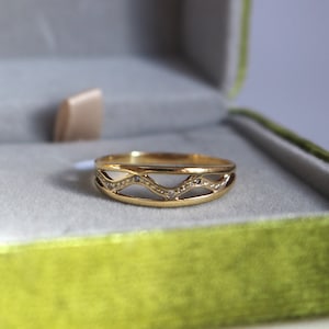 Vintage openwork snake ring in 18K yellow gold – wavy pattern, diamonds