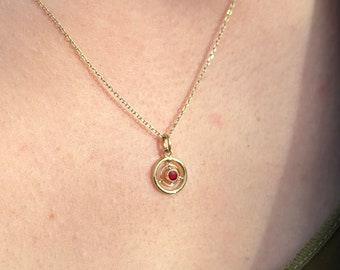 18K gold pendant with a garnet