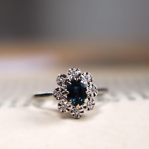 Anillo de compromiso con margaritas en oro blanco de 18 k