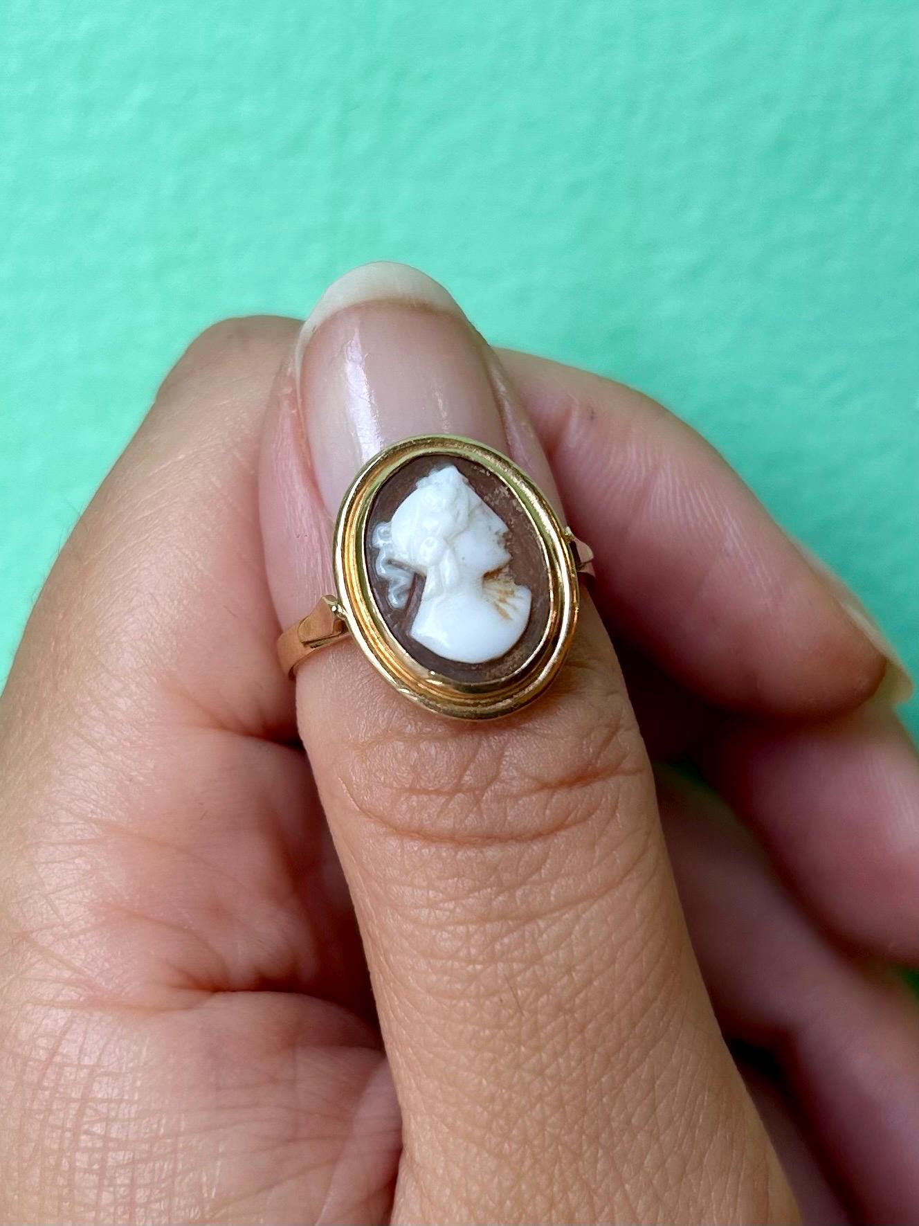 女性の横顔を描いたシェルカメオで飾られたヴィンテージ18金リング