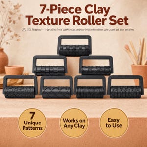 Puede incluir: Un juego de 7 rodillos de textura para arcilla con herramientas negras de mano y patrones distintos. El texto dice 7-Piece Clay Texture Roller Set, 3D Printed - Handcrafted with care, minor imperfections are part of the charm, 7 Unique Patterns, Works on Any Clay, y Easy to Use.