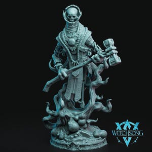 Puede incluir: Una figura esquelética gris con una cabeza de cráneo que lleva una túnica y sostiene un martillo. La figura está de pie sobre una base con detalles de humo arremolinado. La base tiene el texto "WITCHSONG".