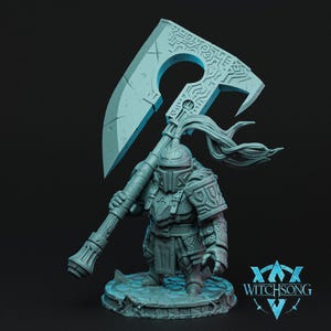 Puede incluir: Miniatura azul claro de un guerrero sosteniendo una gran hacha con patrones detallados. El guerrero lleva armadura y casco, de pie sobre una base texturizada. El logotipo de Witchsong es visible.