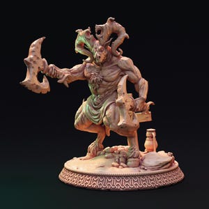 以下が含まれることがあります： 2つの斧を持った、角のある生き物の詳細な置物。 このフィギュアは筋肉質な体格、ヤギのような脚、毛皮のような質感を持っています。 小さな水差しと木の看板が付いた装飾的な台座の上に立っています。