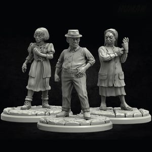 Puede incluir: Tres figuras grises en miniatura de personas, cada una de pie sobre una base circular. Las figuras visten ropa vintage, una de ellas con sombrero. Las figuras parecen ser zombis o no-muertos.