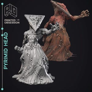 Puede incluir: Dos figuras detalladas impresas en 3D de Pyramid Head, una en gris y otra en marrón rojizo. La figura gris sostiene un arma y viste una prenda larga y fluida. La figura marrón rojizo tiene una apariencia texturizada. El texto "PYRIMID HEAD" es visible.