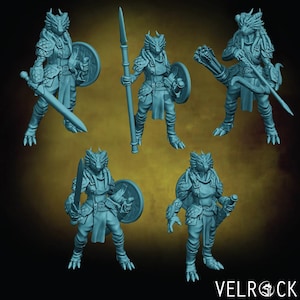Peut inclure: Cinq figurines fantastiques bleu clair représentant des guerriers dragons. Chaque figurine est équipée d'armes telles que des épées, des lances, des arcs et des boucliers. Les figurines détaillées sont vêtues d'armures et d'écailles. Le logo Velrock est visible en bas à droite.