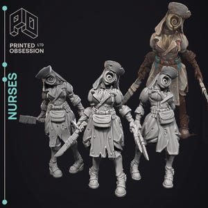 Puede incluir: Un juego de tres tazas de cerámica con acabado mate moteado. Las tazas son de color crema, gris claro y gris oscuro. Cada taza tiene un diseño simple y minimalista.