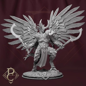 Puede incluir: Figura detallada de un guerrero alado y con cuernos que sostiene dos espadas curvas. La figura tiene una armadura intrincada y alas emplumadas, de pie sobre una base rocosa. La paleta de colores es principalmente gris con sutiles reflejos, sobre un fondo rojo oscuro.