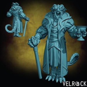 Puede incluir: Figura de fantasía azul claro de un humanoide reptiliano, que lleva un abrigo largo y sostiene un bastón y un cáliz. La figura tiene un monóculo y una larga cola. Una versión más pequeña de la figura está en el fondo. El logotipo de Velrock está en la esquina inferior derecha.