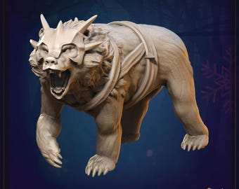 Puede incluir: Escultura detallada, de color claro, de una criatura parecida a un oso con una expresión feroz. Presenta una máscara con cuernos y correas tipo arnés. El oso está en posición de caminar, con la boca abierta, revelando los dientes. El logo Great Grimoire está en la esquina inferior derecha.