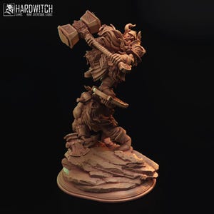 Puede incluir: Figura marrón detallada de un guerrero de fantasía empuñando un gran martillo, de pie sobre una base rocosa. La figura está en una pose dinámica, sugiriendo acción. El logotipo de Hardwitch Games está en la esquina superior izquierda.