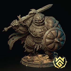 Puede incluir: Una miniatura detallada y pintada a mano de un caballero con cabeza de calabaza con armadura completa, empuñando una espada y un escudo. El caballero se encuentra sobre una base circular con un diseño de calabaza.