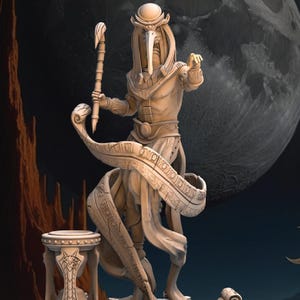 Puede incluir: Una figura detallada de color beige, impresa en 3D, de una figura con cabeza de pájaro que sostiene un rollo y un bastón. La figura está de pie sobre una plataforma con un objeto más pequeño en forma de reloj de arena en primer plano.