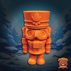 Puede incluir: Figura de cascanueces naranja con sombrero, bigote y uniforme detallados. La figura tiene un emblema de hoja decorativo en el sombrero y está de pie frente a un fondo invernal. El logotipo de Dungeon Paws está en la esquina inferior derecha.