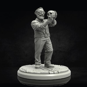 Peut inclure: Figurine grise d'un homme tenant un crâne, portant des lunettes, une chemise boutonnée et un pantalon. La figurine se tient sur une base ronde et texturée. Le fond est sombre.