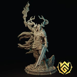 Puede incluir: Una figura miniatura detallada de una figura encapuchada que sostiene una antorcha en llamas y una espada. La figura lleva armadura y una capa fluida. La base de la figura está decorada con intrincados detalles.