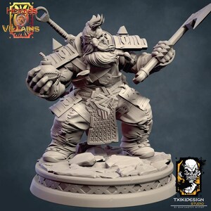 Puede incluir: Una figura miniatura gris y detallada de un guerrero enano con barba, que lleva armadura y sostiene un arma. La figura está de pie sobre una base circular con una superficie texturizada. La figura forma parte de una colección de miniaturas para juegos de mesa.