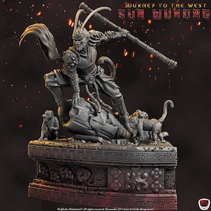 Peut inclure: Une statue détaillée de Sun Wukong de "Journey to the West". La figurine est représentée dans une pose dynamique, tenant un bâton, avec plusieurs singes à la base. La statue est grise avec des détails complexes et se détache sur un fond sombre.