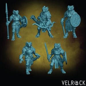 Puede incluir: Colección de cinco miniaturas de fantasía azul claro. Cada figura es una criatura humanoide con aspecto de dragón, armada con armas como una lanza, arco y flecha, espada y escudo. Las miniaturas están detalladas con armadura y escamas.