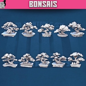 以下が含まれることがあります： 詳細なミニチュア盆栽のコレクション。それぞれが小さな明るい色のプラットフォームに展示されています。画像には、上部に太字の白い文字で「BONSAIS」という単語が表示され、背景は青色です。