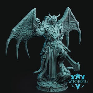 Puede incluir: Figura turquesa de un demonio alado con cuernos, armadura y espada. La figura está de pie sobre una base decorativa. El logotipo de Witchsong es visible en la parte inferior derecha.