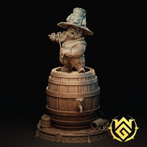 Puede incluir: Un barril de madera marrón con un grifo de metal, un barril pequeño a cada lado y una figura en miniatura de un gnomo tocando el violín en la parte superior. El gnomo lleva un sombrero marrón y un atuendo marrón y blanco.