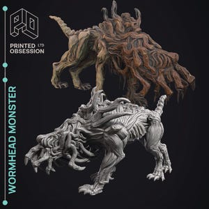 Puede incluir: Se muestran dos figuras de Wormhead Monster, una en marrón y otra en gris. El monstruo marrón tiene una apariencia texturizada y orgánica. El monstruo gris tiene un aspecto esquelético. El texto "WORMHEAD MONSTER" y el logotipo "PRINTED LTD OBSESSION" son visibles.