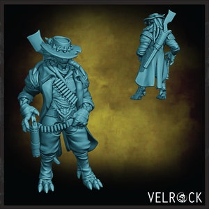 Puede incluir: Una miniatura impresa en 3D azul de una figura humanoide con rasgos reptilianos que lleva un sombrero de vaquero, chaleco y pantalones. La figura sostiene una pistola en una mano y un rifle en la otra. La figura está de pie sobre una superficie texturizada. El texto "VELROCK" es visible en la esquina inferior derecha de la imagen.