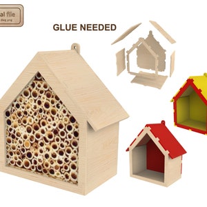 Op de afbeelding: Een houten bijenhuis met een uitsnijding in de vorm van een honingraatpatroon. Het huis is samengesteld uit meerdere delen en vereist lijm. De afbeelding toont ook twee kleinere huizen, een met een rood dak en een met een geel dak.
