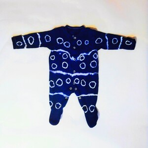 0 - 3 meses • "Código Morse" • Babygro/pijama/mono unisex teñido a mano con tie dye único