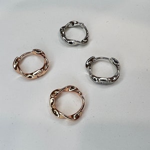 Boucles d'oreilles Huggie torsadées simples, argent sterling, créoles en or 18 carats, lobe d'oreille, boucles d'oreilles cartilage, cadeau pour elle