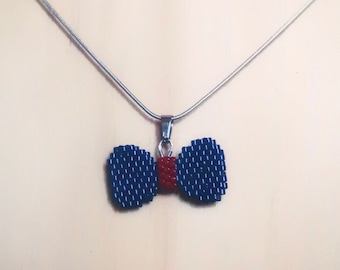 Collier chaîne fine et pendentif petit noeud ou ruban - collier personnalisable - collier perles