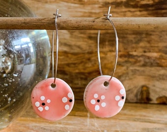 Creole earrings with round pendant in pink ceramic and small flowers - Round earrings with circular pendant - gold or silver