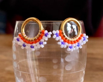 Round earrings, pearl flowers - handmade earrings - minimalist and flowery jewelry -