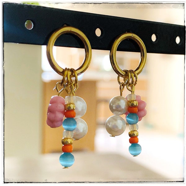 Boucles d’oreilles cercle minimaliste dorées et breloques en perles - perle d’eau douce, miyuki et en verre tchèque - boucles multicolores