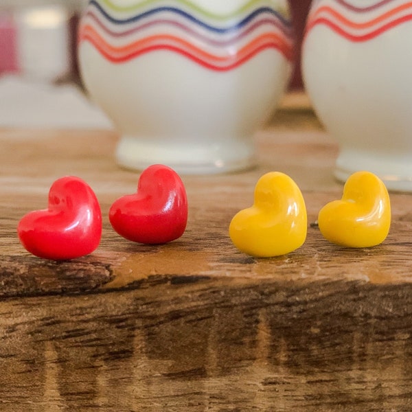 Orecchini a bottone a cuore in ceramica - orecchini a bottone a cuore rosso o giallo - gioielli fatti a mano