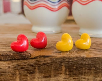 Boucles d’oreilles puces coeur en céramique - boucles d’oreilles clous coeur rouges ou jaunes - bijou fait main