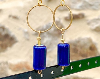 Boucles d’oreilles pendantes style art déco - perles tube en céramique bleue, acier inoxydable or - bijou rétro minimaliste -