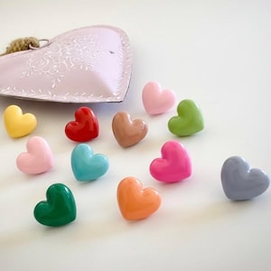 Pins cœur plusieurs couleurs en acrylique et résine - mini broche cœur coloré - accessoire amour petit cadeau mignon fait main -