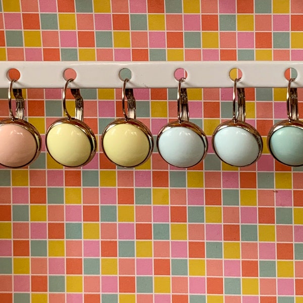 Boucles d'oreilles pendantes pastel rondes - dormeuses esprit vintage avec cabochon -existe en plusieurs coloris